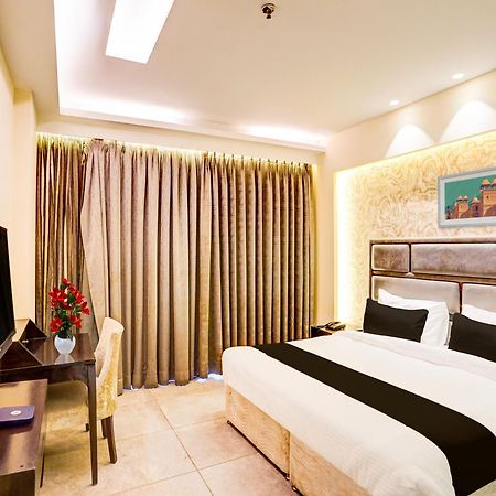 Super Townhouse Pitampura West Enclave Hotel เดลี ภายนอก รูปภาพ