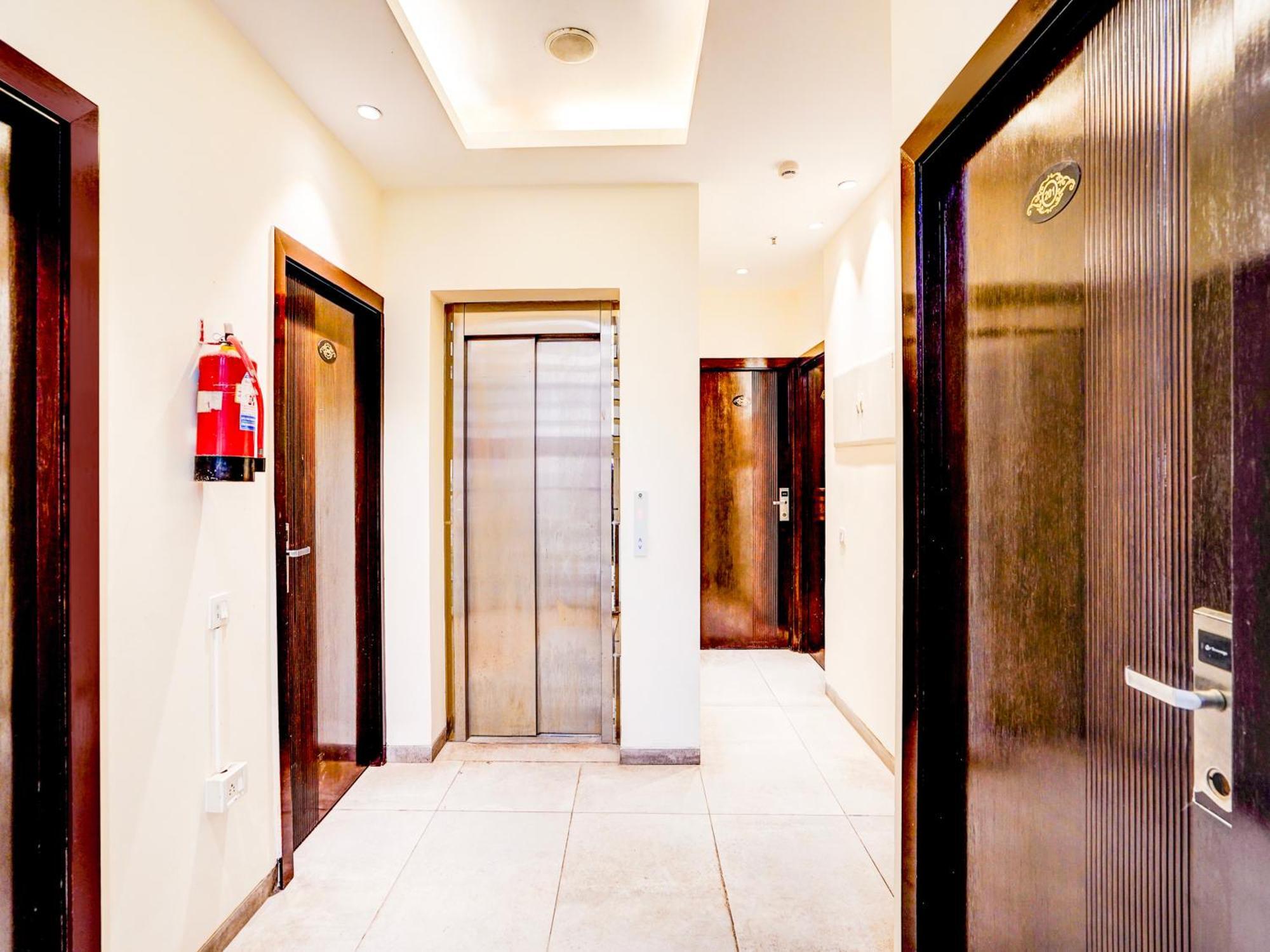 Super Townhouse Pitampura West Enclave Hotel เดลี ภายนอก รูปภาพ