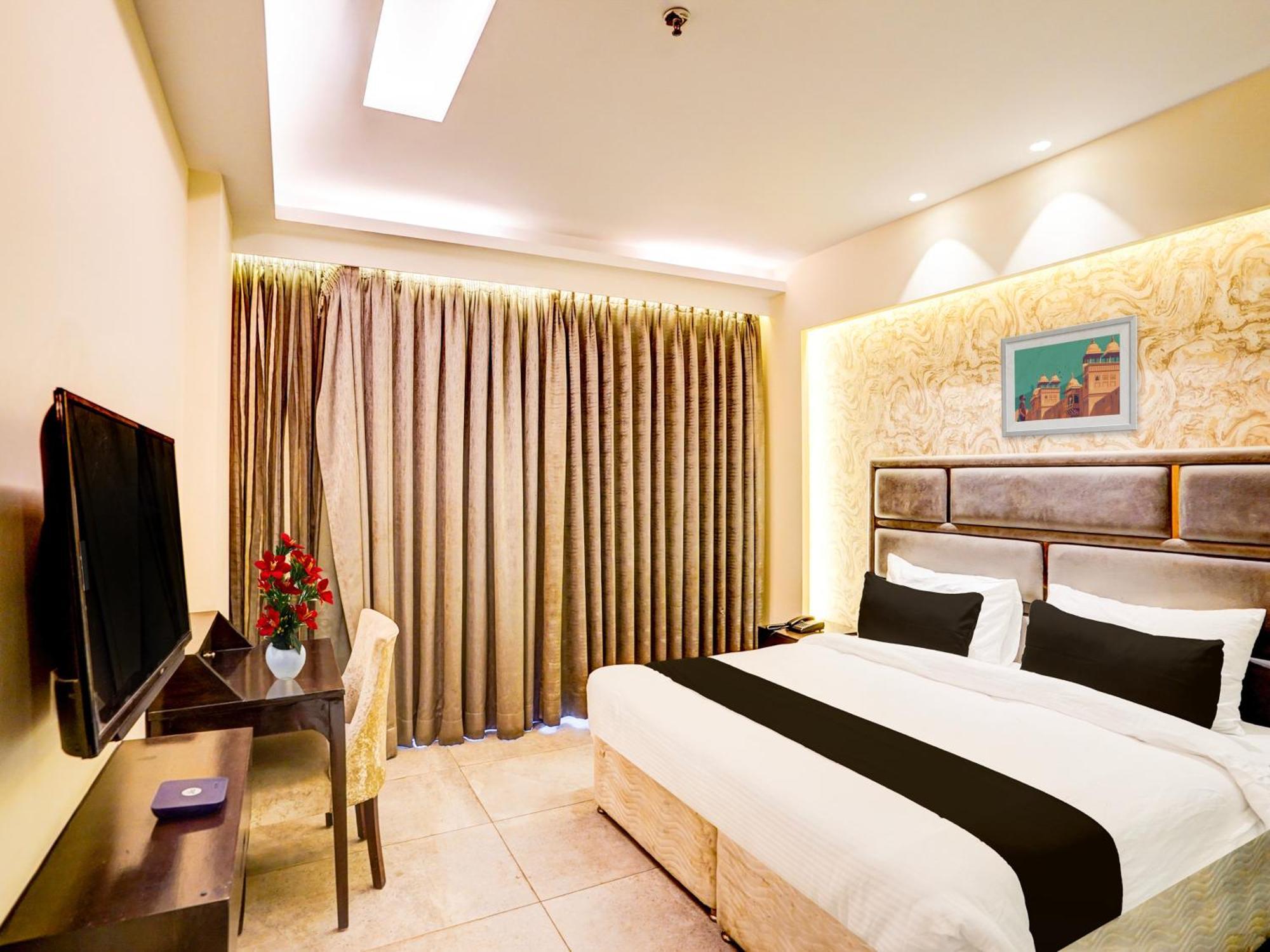 Super Townhouse Pitampura West Enclave Hotel เดลี ภายนอก รูปภาพ