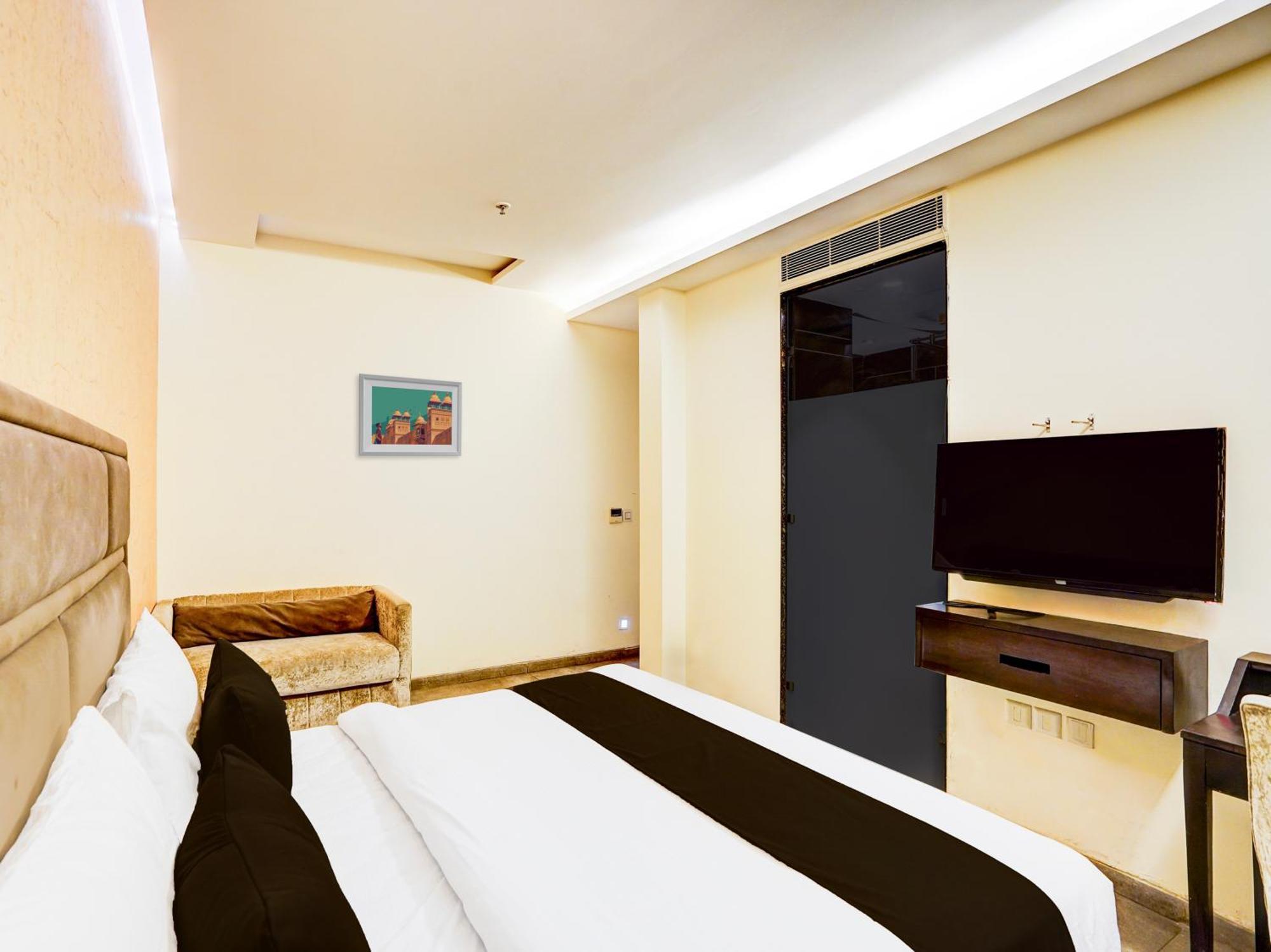 Super Townhouse Pitampura West Enclave Hotel เดลี ภายนอก รูปภาพ