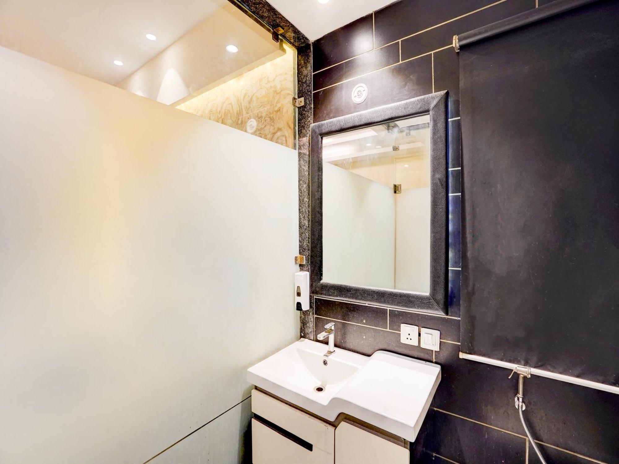 Super Townhouse Pitampura West Enclave Hotel เดลี ภายนอก รูปภาพ