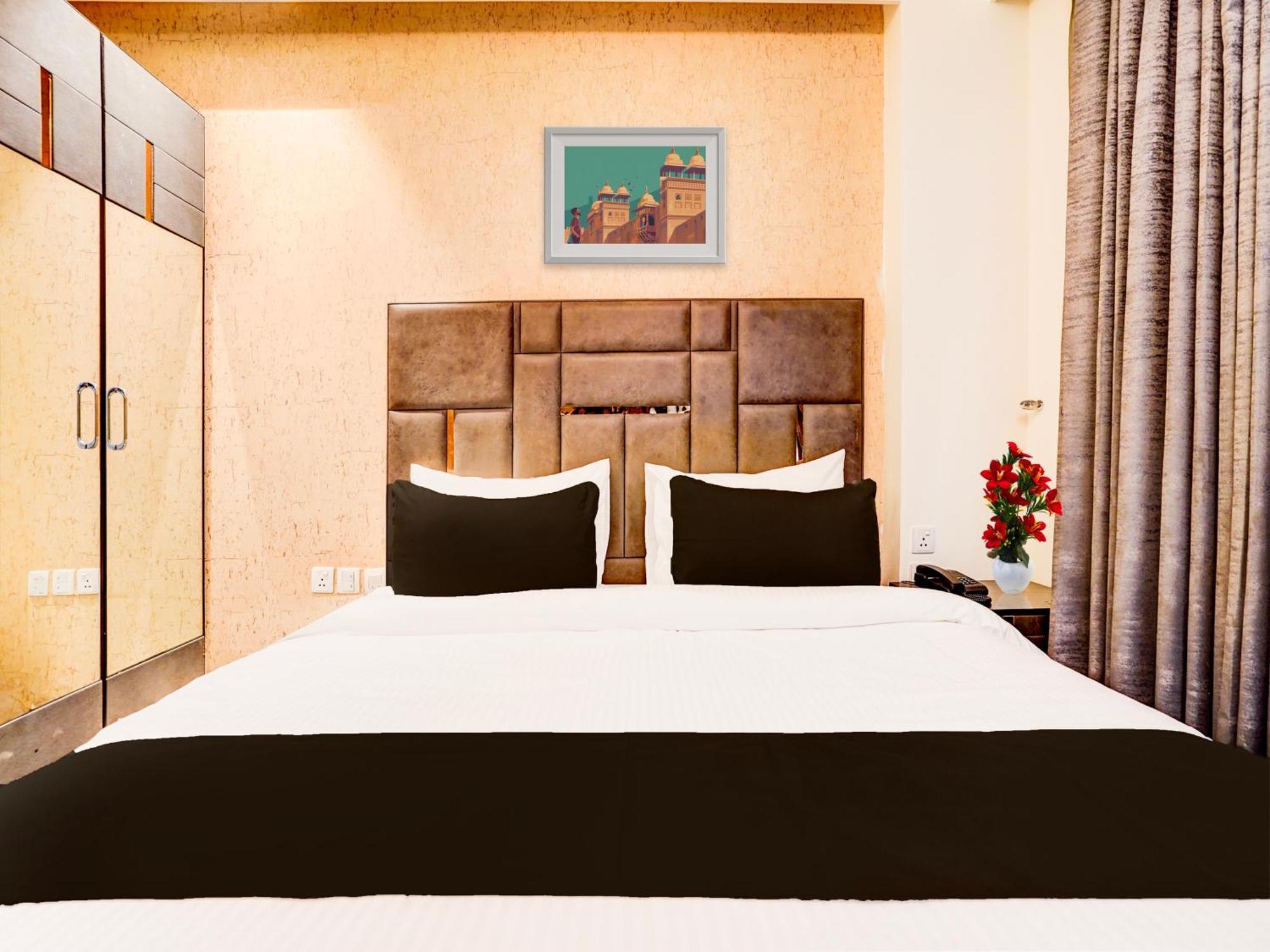 Super Townhouse Pitampura West Enclave Hotel เดลี ภายนอก รูปภาพ