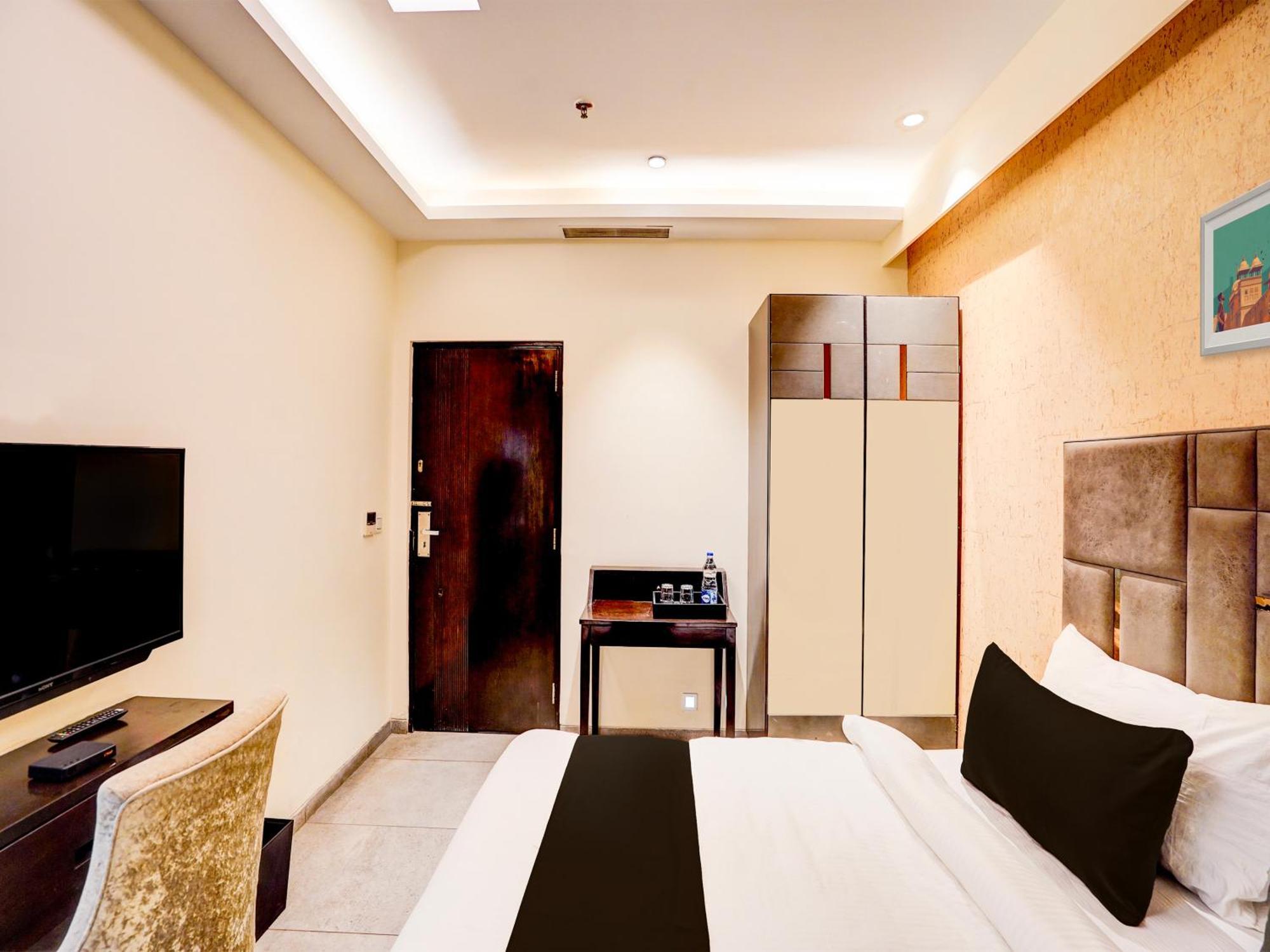 Super Townhouse Pitampura West Enclave Hotel เดลี ภายนอก รูปภาพ
