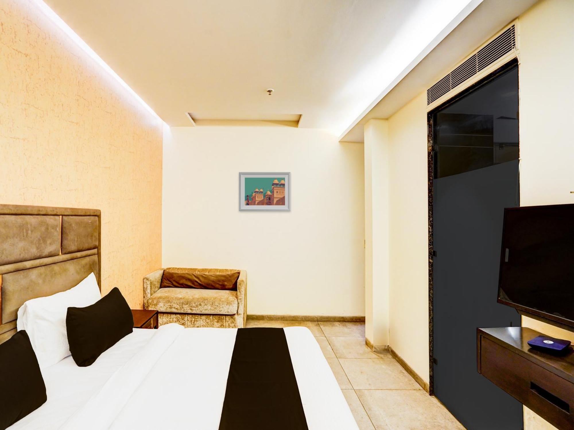 Super Townhouse Pitampura West Enclave Hotel เดลี ภายนอก รูปภาพ